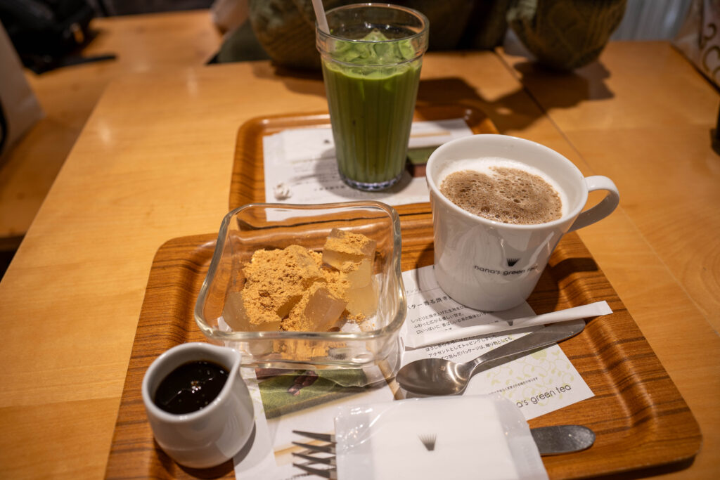 Matcha Milk Tea on top, Hojicha Latte on the right side, Warabimochi in the middle with Kuromitsu on the left side.